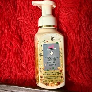 Bath & Body Works Cinnamon Sugar Pretzel Cookie Foaming Hand Soap - Cream & Gold